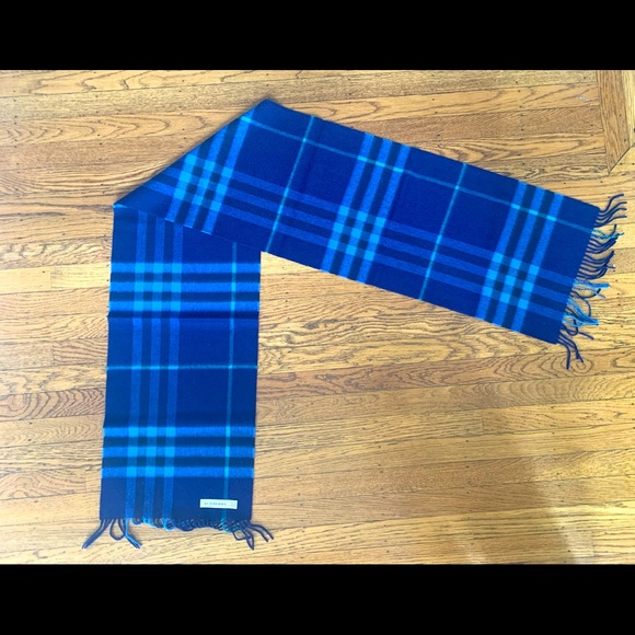 Burberry “The Classic Cashmere Scarf” - Picture 3 of 3